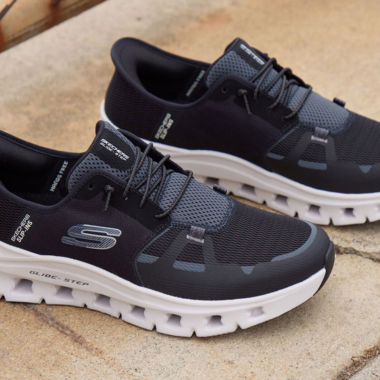 So schnürt man Skechers